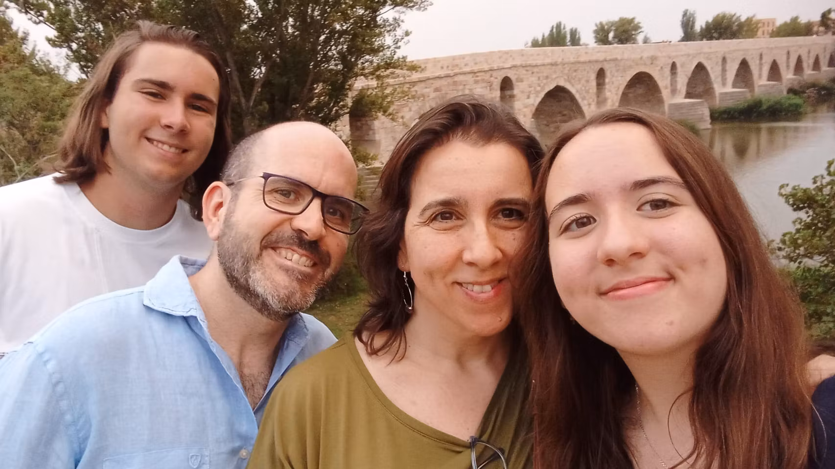 Jose Flores, a la izquierda, con su hermana, a la derecha, al lado de sus progenitores.