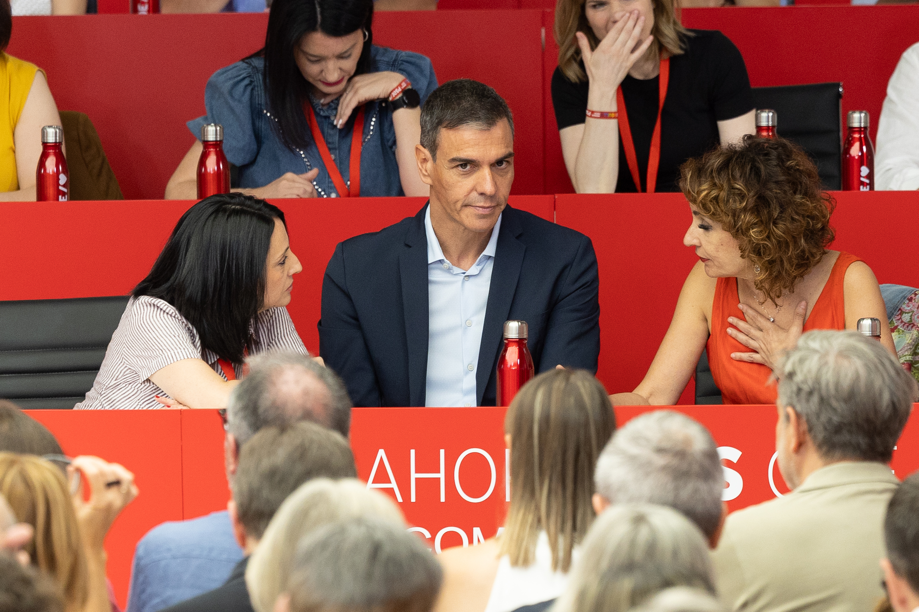 De izda. a dcha., Rebeca Torró Soler (secretaria de organización), el presidente Pedro Sánchez y María J. Montero (vicesecretaria general)