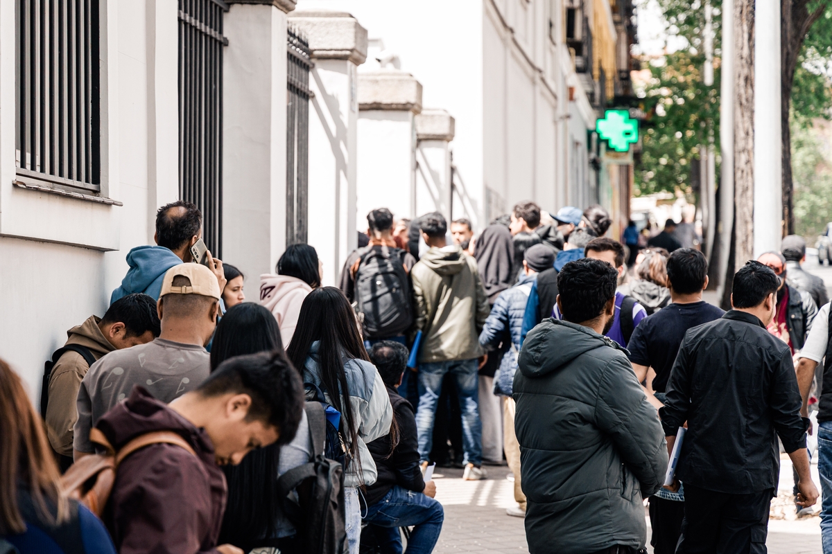 Varias personas hacen cola en una oficina Servicios Sociales, en pleno proceso de la regularización extraordinaria de migrantes impulsada por el Gobierno.(Carlos Luján / Europa Press)
