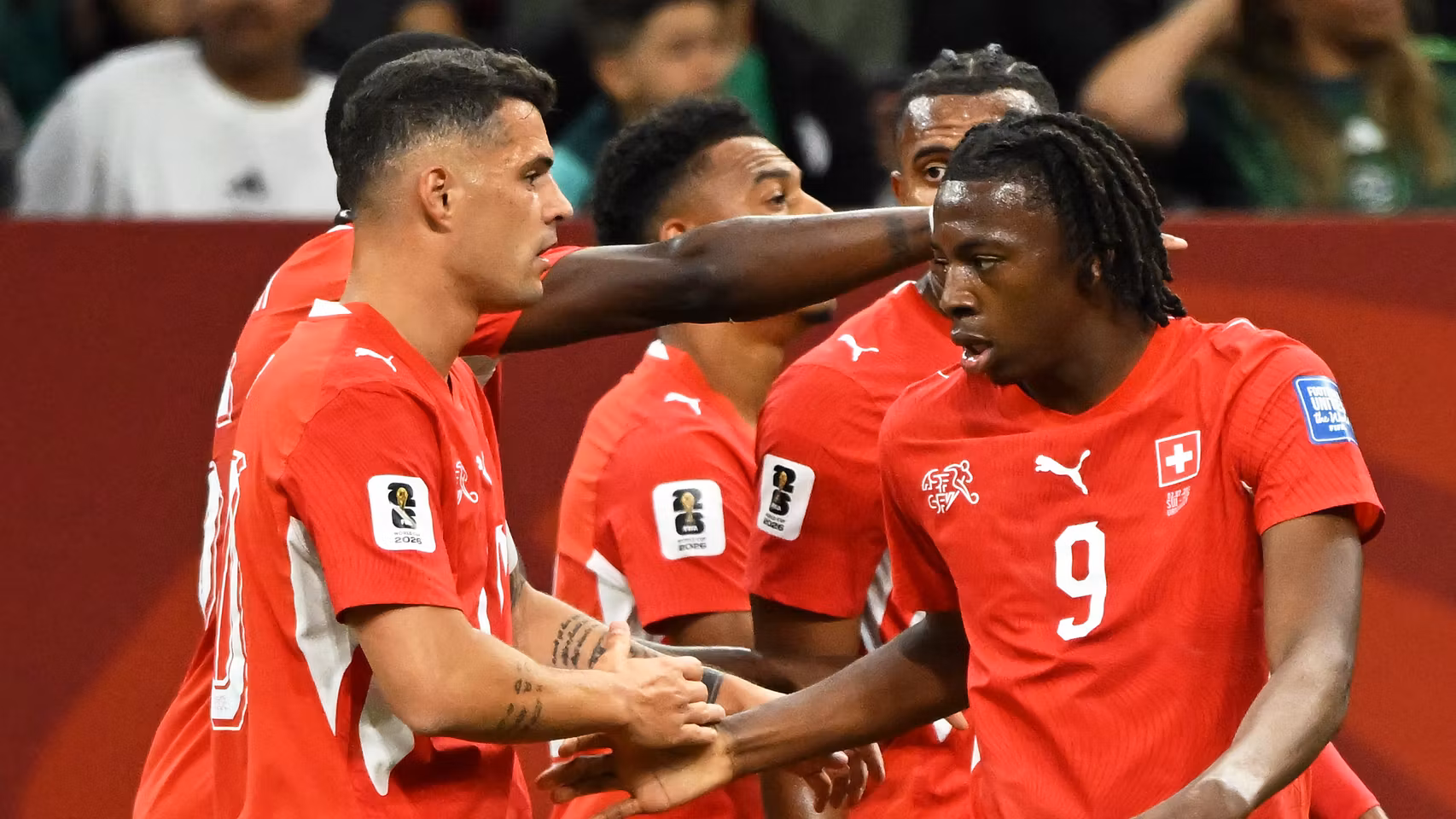 Los jugadores de Suiza celebran un gol contra Argelia.