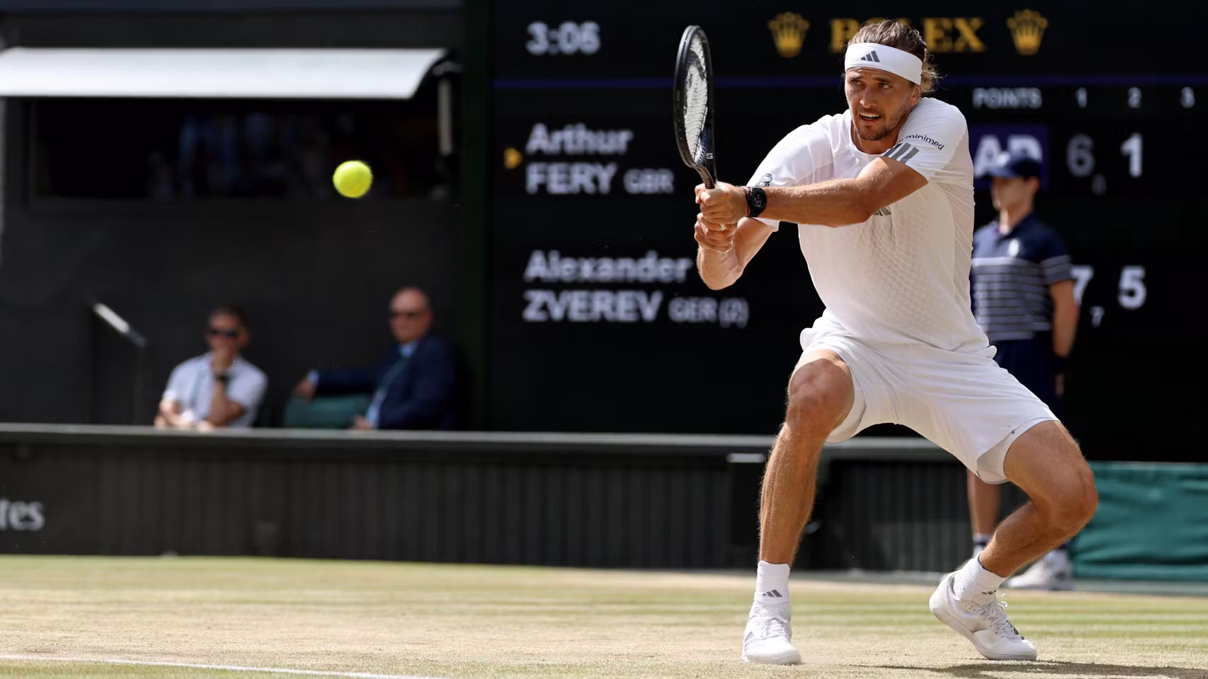 Zverev golpea la bola durante el partido ante Arthur Fery.