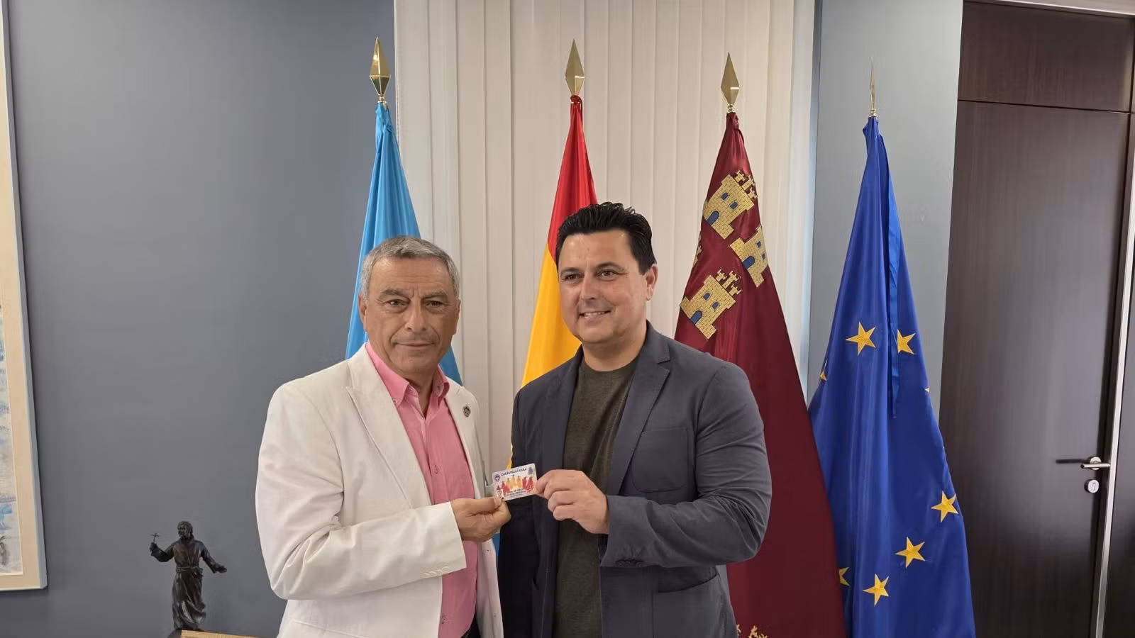 El alcalde de San Javier, José Miguel Luengo, nombrado Socio de Honor del Club de la Patrulla Águila.