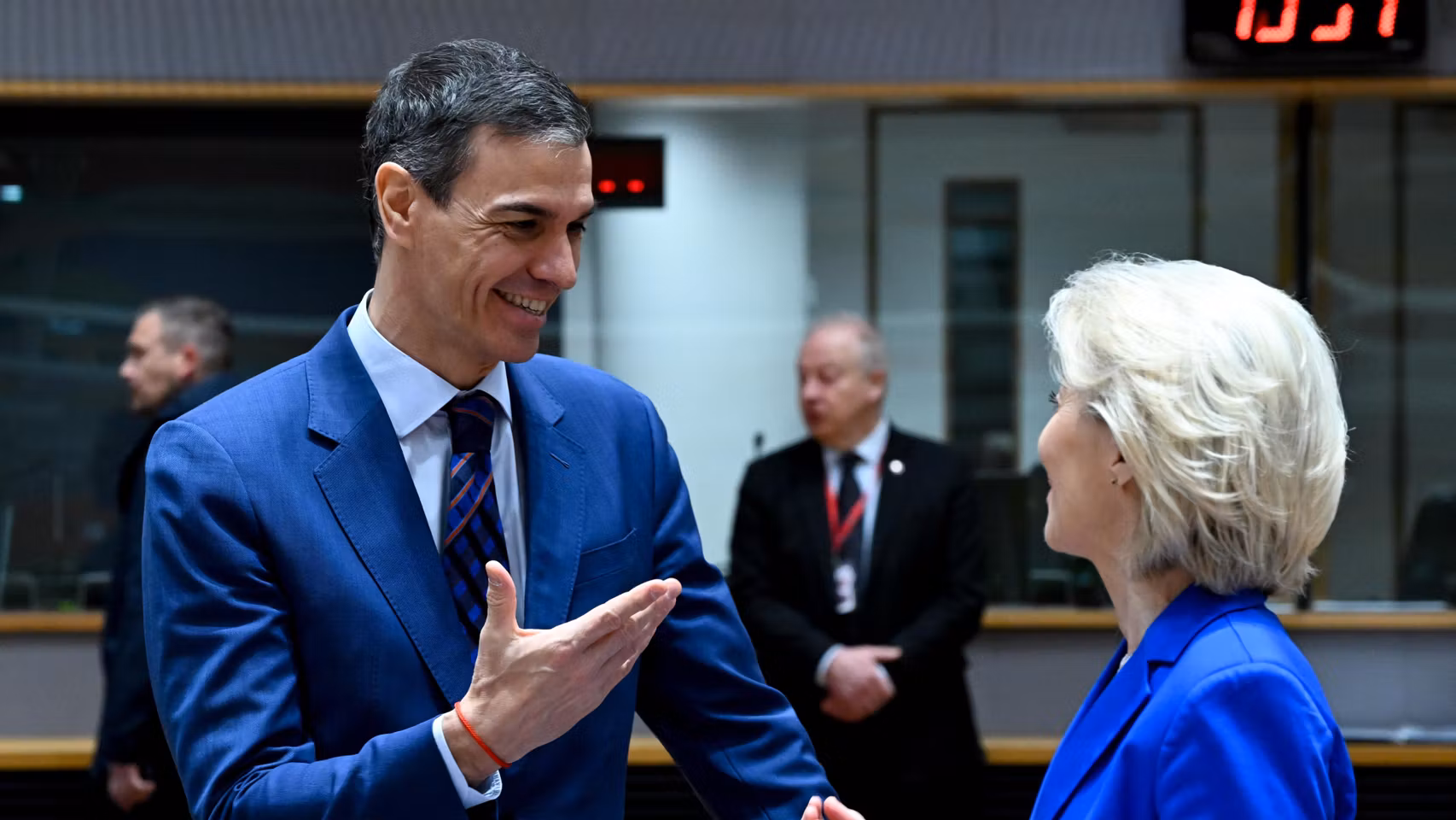 Pedro Sánchez conversa con Ursula von der Leyen durante un Consejo Europeo en Bruselas