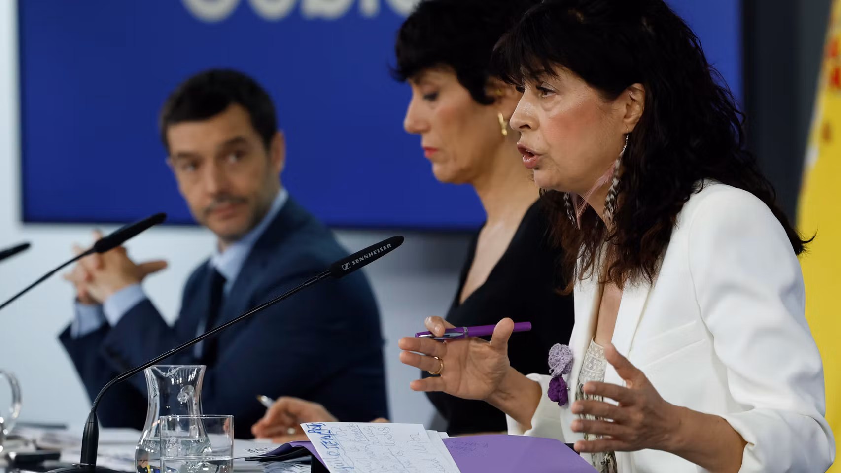 La portavoz del Gobierno y ministra de Inclusión, Seguridad Social y Migraciones, Elma Saiz (c), junto al ministro de Derechos Sociales, Consumo y Agenda 2030, Pablo Bustinduy, y la ministra de Igualdad, Ana Redondo, durante la rueda de prensa posterior a la reunión del Consejo de Ministros.