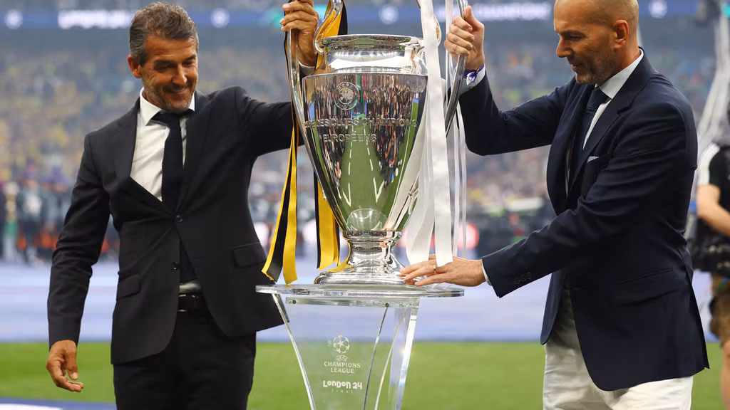 Karl Heinz y Zinedine Zidane, con la Copa de Europa.