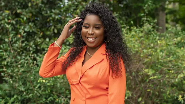 Brittany Harris-Nelson con una chaqueta naranja.