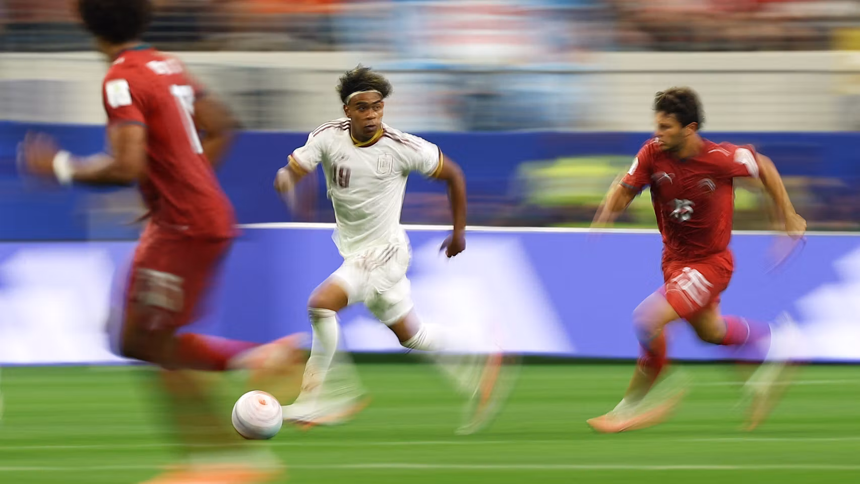 Lamine Yamal, en acción contra Portugal.