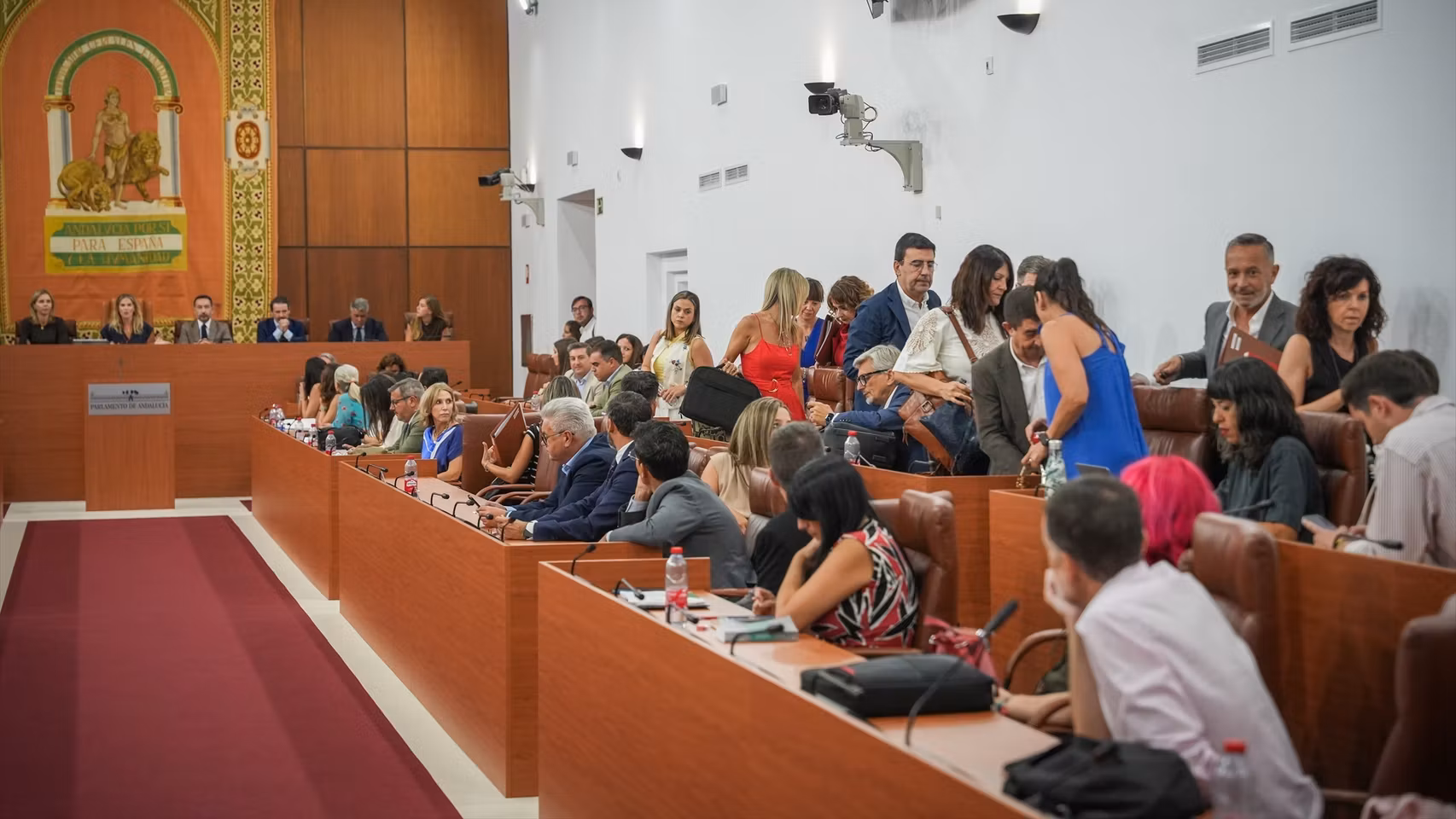 Los diputados socialistas abandonan el pleno del Parlamento antes de que termine.