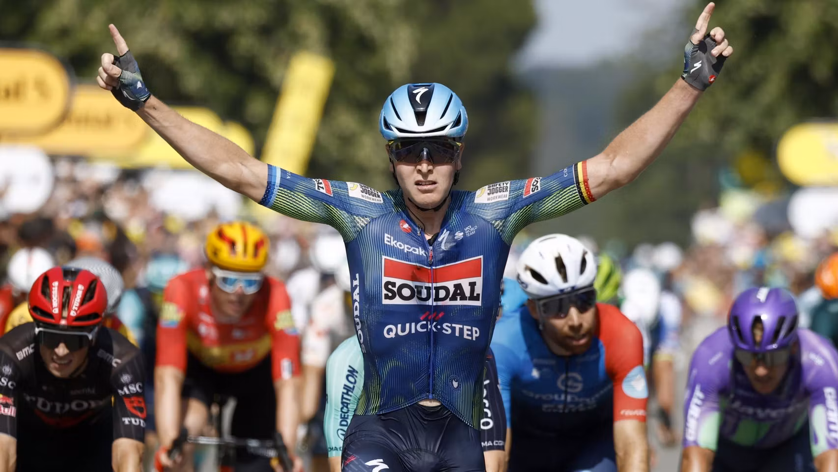 Tim Merlier celebra su victoria en la etapa 8 del Tour de Francia.