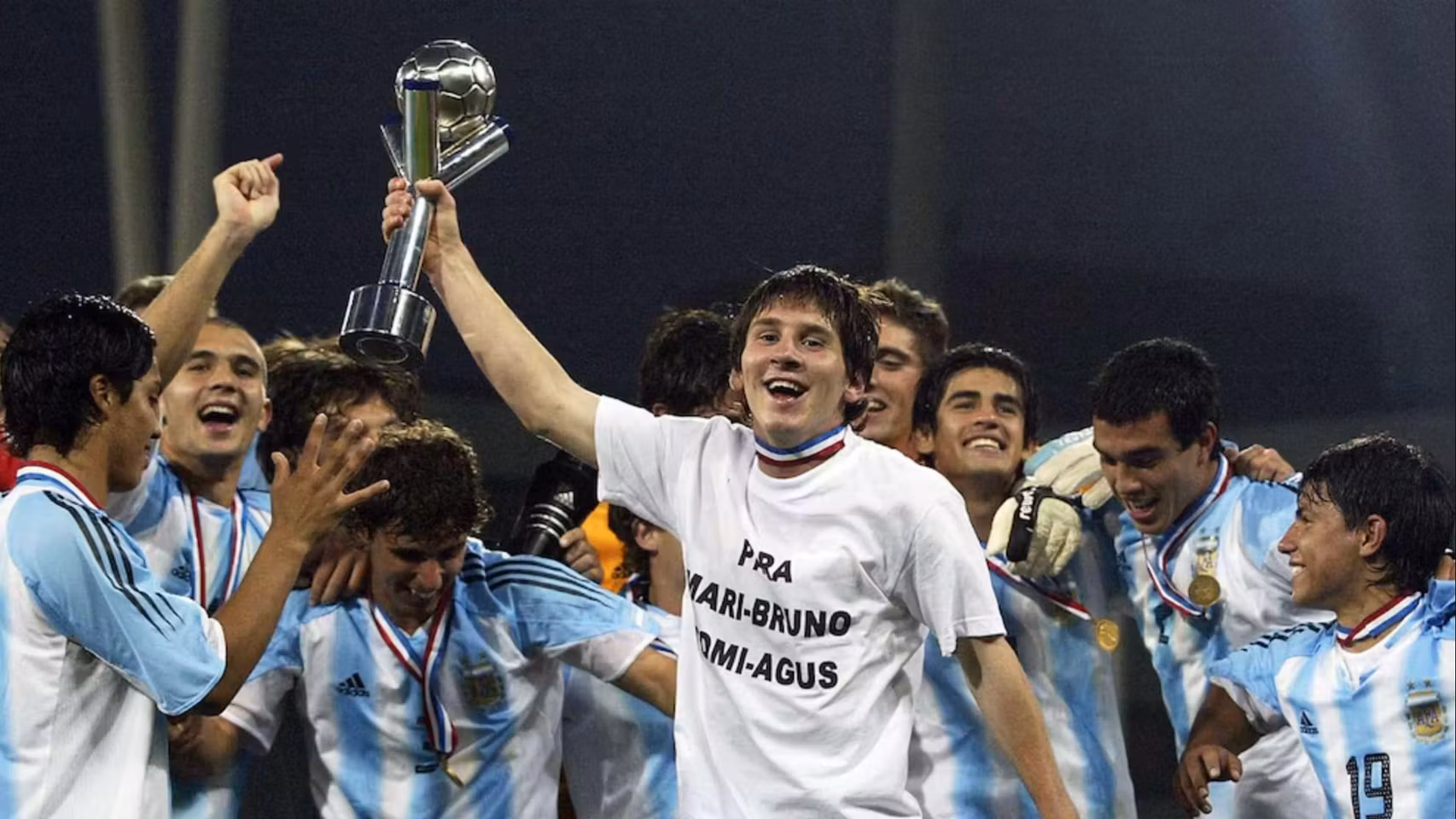 Messi con el trofeo del Mundial Sub 20 conquistado en 2005.