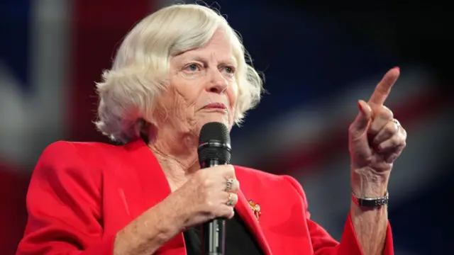 Ann Widdecombe vestida de rojo.
