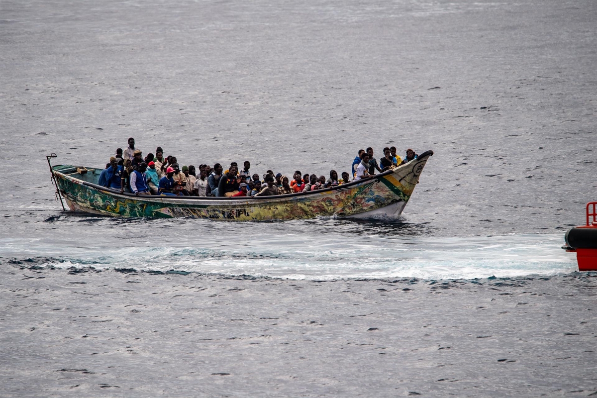 Imagen de archivo de una embarcación con personas migrantes intentando cruzar el Estrecho de Gibraltar en dirección a España (Europa Press)