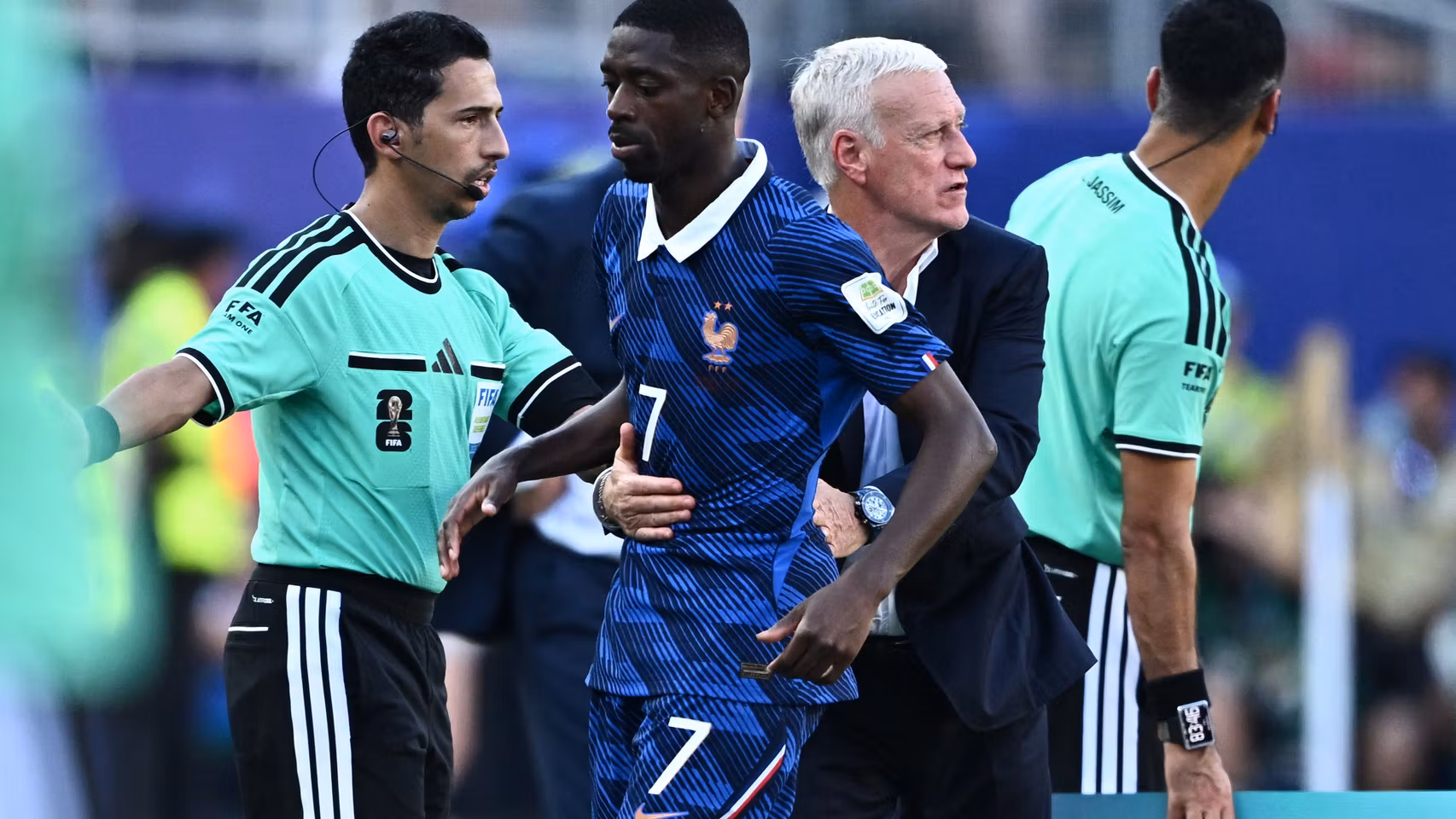Deschamps, en el momento de cambiar a Dembélé.