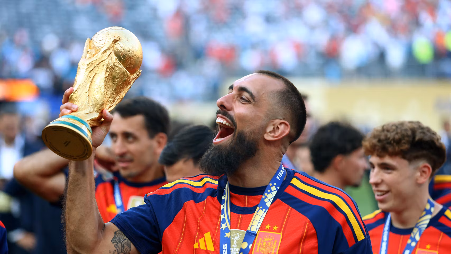 Borja Iglesias con la Copa del Mundo. 