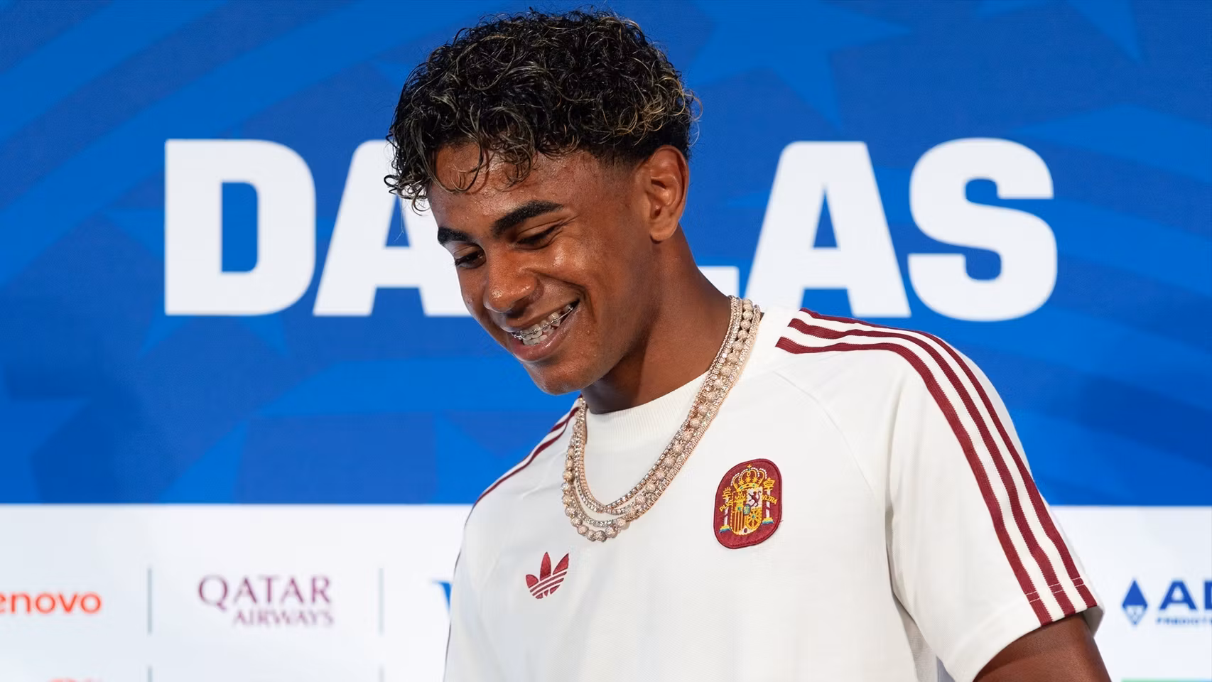 Lamine Yamal, luciendo un ostentoso collar de oro y diamantes, en rueda de prensa.