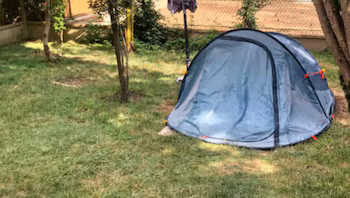 La tienda de campaña que un propietario ofrece como Airbnb por 24 euros.