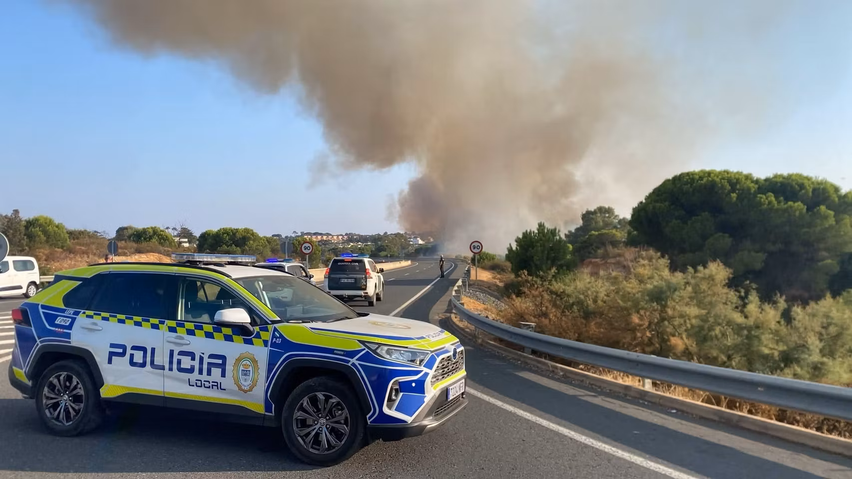 Imagen del incendio forestal declarado este lunes en Lepe.