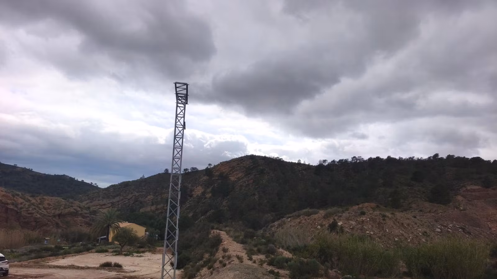Torre de alta tensión en la zona rural de Abanilla, en el entorno de la Reserva Natural Fluvial del río Chícamo.