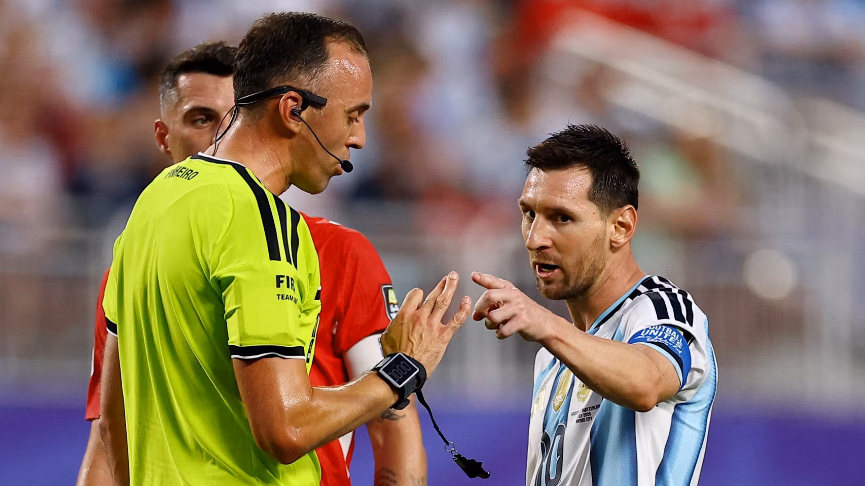 Messi discutiendo con el árbitro.