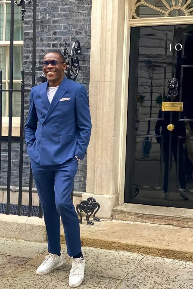 Komolafe de pie frente a 10 Downing Street, la residencia oficial y la oficina de trabajo del primer ministro de Reino Unido.
