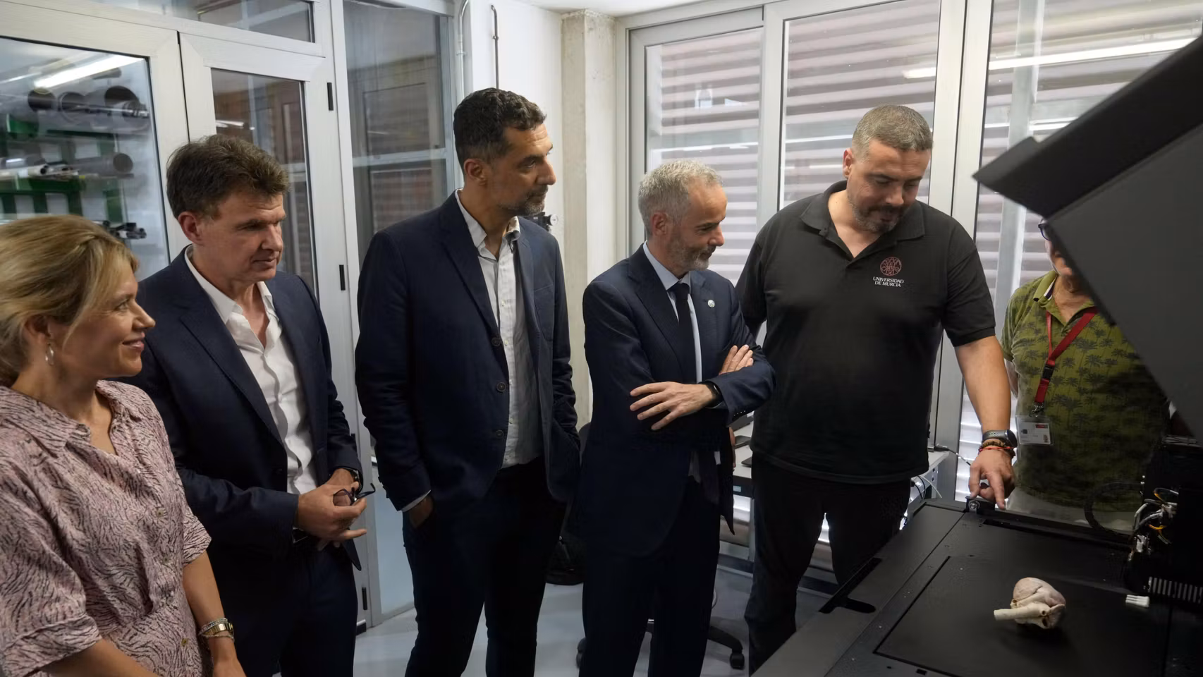 El rector atiende a la explicación del funcionamiento de la nueva adquisición del ACTI.jpg