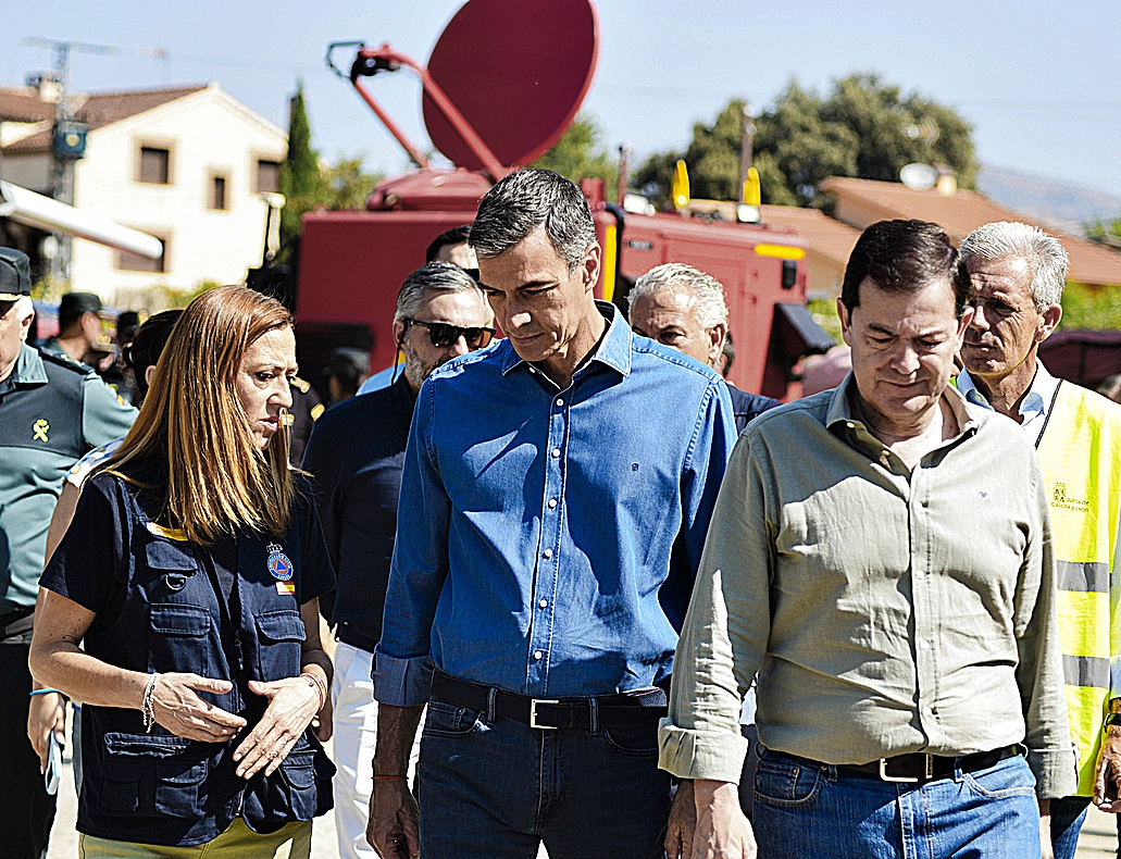 El presidente Sánchez con Alfonso Fernández-Mañueco en Navaluenga (Ávila).