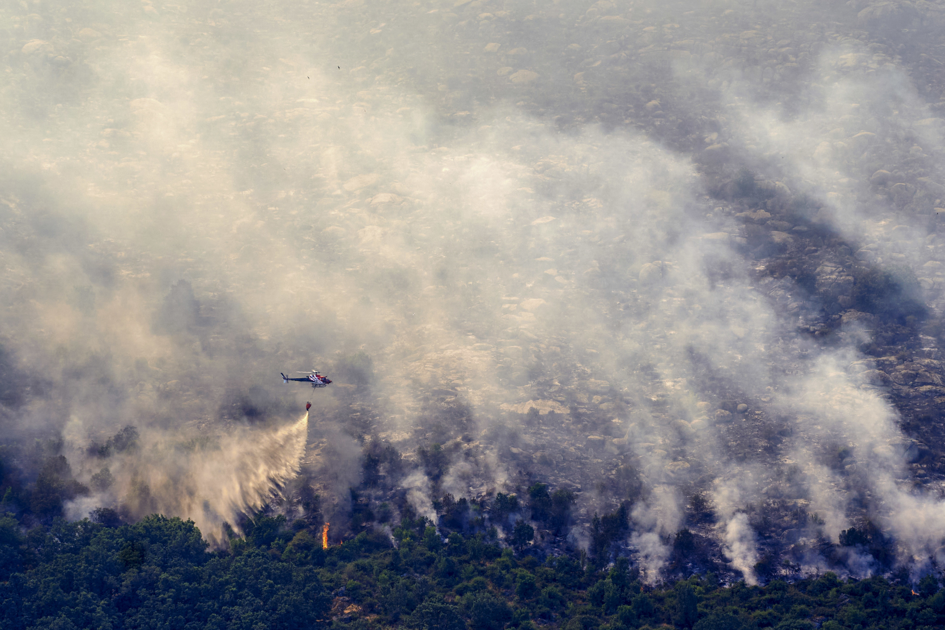 Medios aéreos trabajan en las labores de extinción del incendio entre las localidades abulenses de Burgohondo y Navaluenga