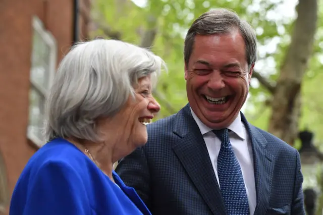 Ann Widdecombe y Nigel Farage se ríen.