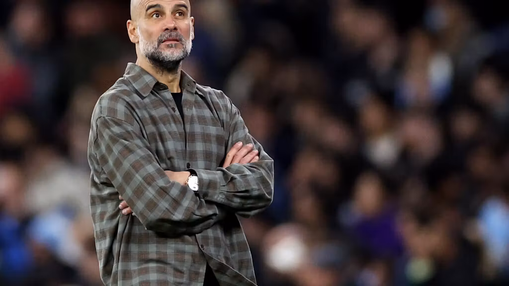 Guardiola, pensativo en la derrota ante el Real Madrid.