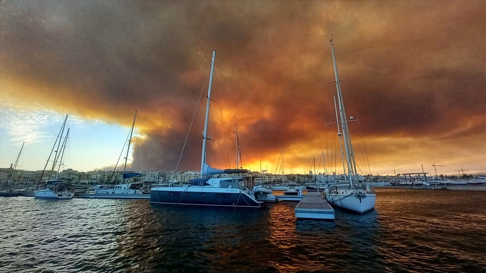 Imágenes del incendio desde el puerto de La Garrucha