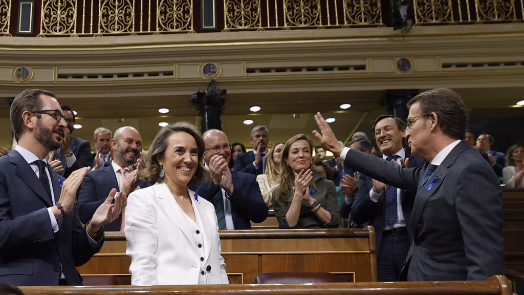 Alberto Núñez Feijóo, aplaudido por su grupo a su llegada al hemiciclo, como invitado al Debate sobre el estado de la Nación.