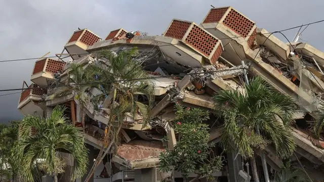 Edificio derrumbado en Caraballeda, La Guaira.