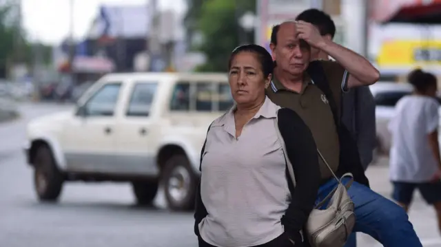 Personas esperan en una parada de autobús durante una huelga de dos días de los conductores en Asunción, el 16 de diciembre de 2025.