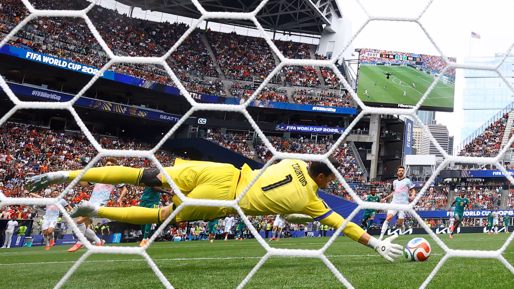 Courtois se estira para hacer una parada.