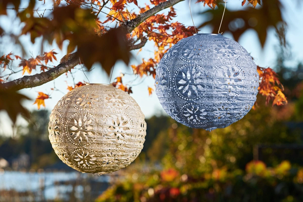 Adiós a cables en tu iluminación de jardín: el truco de las linternas colgantes de energía solar - image 1