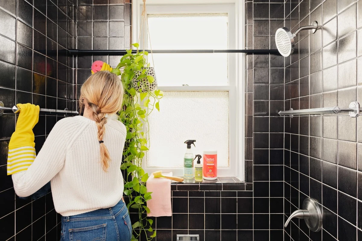 Adiós a la cal: el truco del Vinagre blanco y su Ácido acético para un baño brillante - image 1