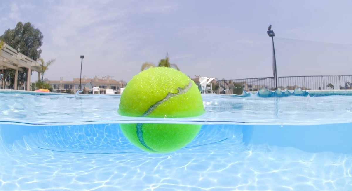 Adiós a la grasa en tu piscina: el truco de las 3 pelotas de tenis - image 1