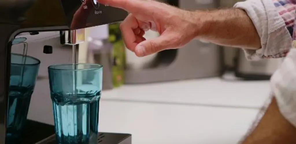 Adiós a las botellas: el purificador de agua con aval Inmetro que ahorra 300€