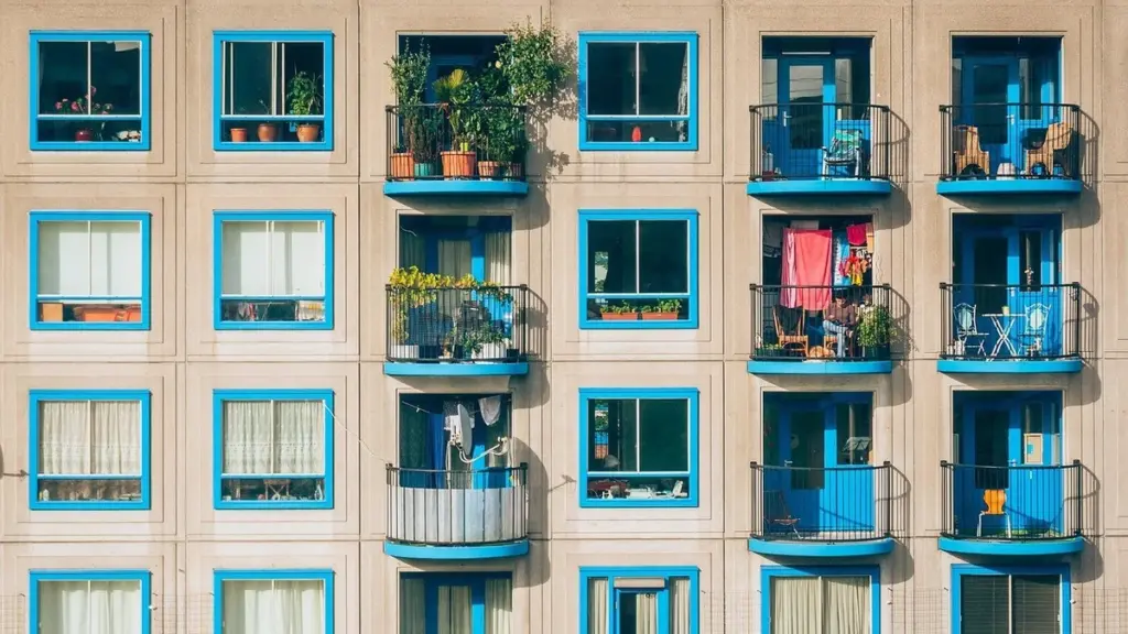 Adiós al balcón trastero: el truco de diseño de interiores para ganar un 20% más de espacio