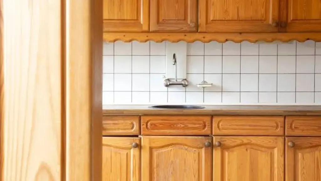 Adiós al blanco frío: por qué la madera vuelve a tu cocina en 2026
