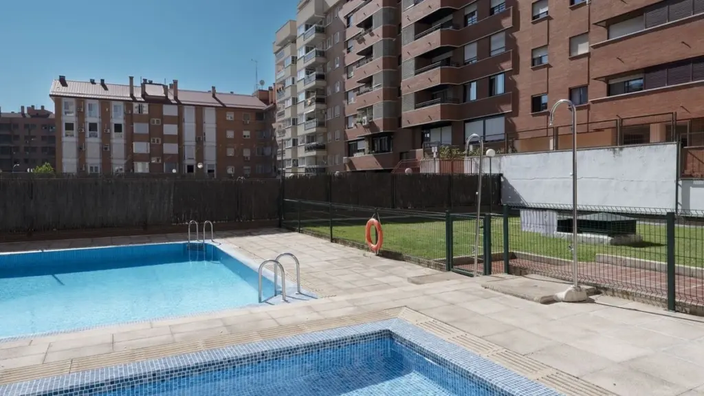 Adiós a los retos en la piscina: Paterna aplicará multas de 5.000€ e IA
