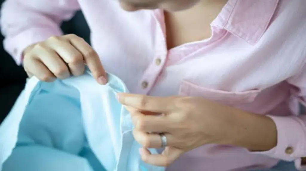 Adiós al planchado: el truco de 5 minutos para alisar tu ropa sin calor