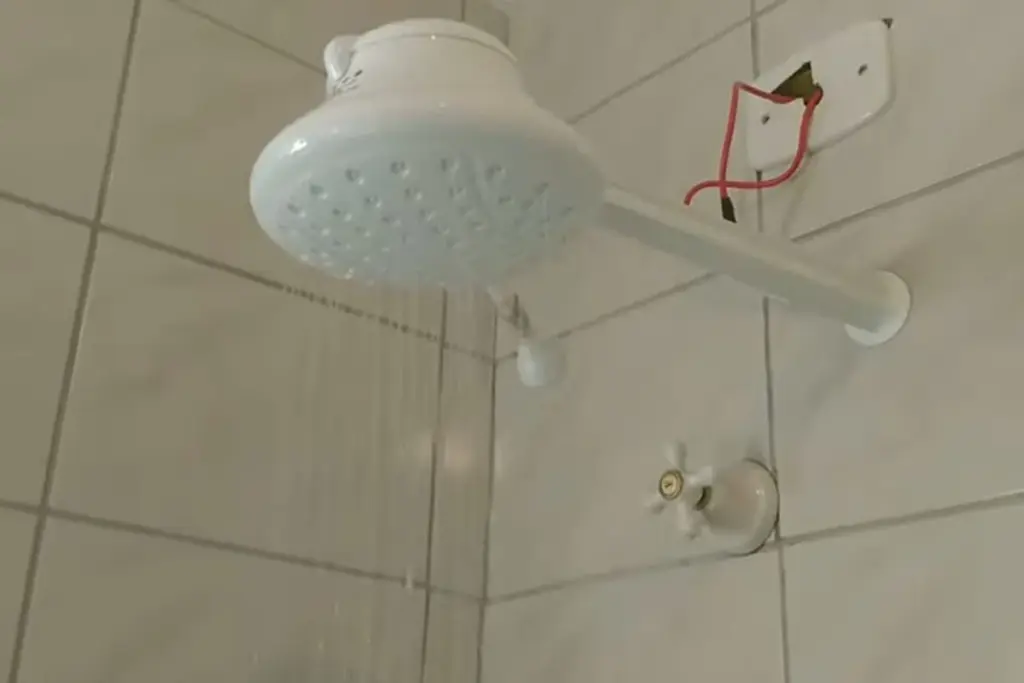 Adiós al plato viejo: el truco para un cuarto de baño de lujo con ducha de cascata (Ducha empotrada)