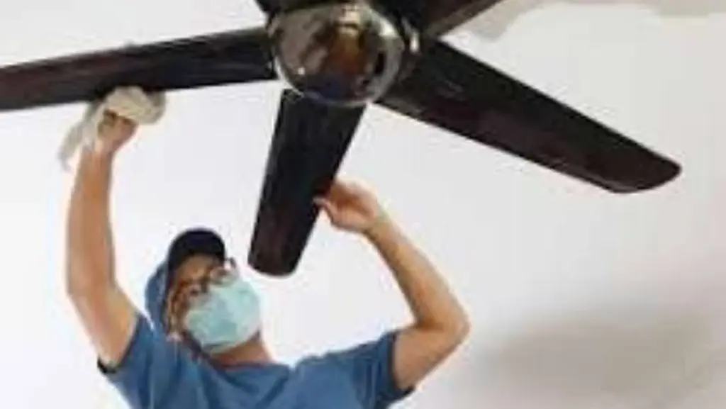 Adiós al polvo en tu ventilador de techo: el truco de 1 minuto sin ensuciar el suelo