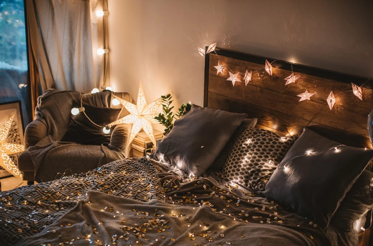 Adiós luz fría: decora con luces de hadas para transformar tu salón - image 1