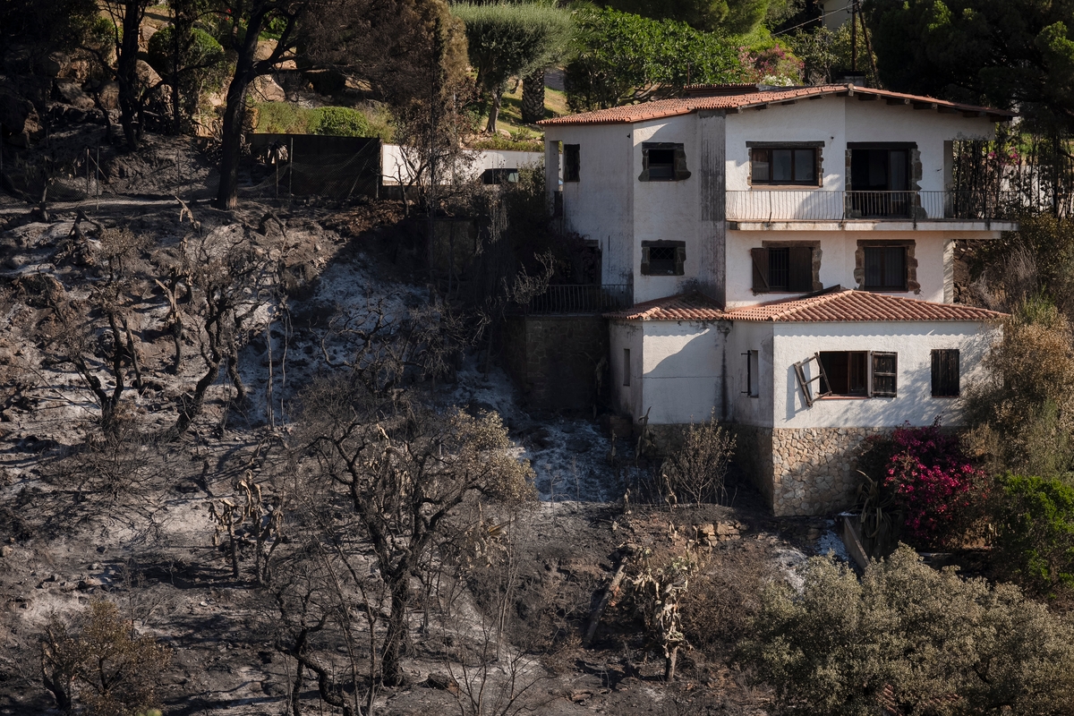 Vivienda alcanzada por el incendio en la localidad de Calonge (Girona), este domingo. (David Borrat/EFE)