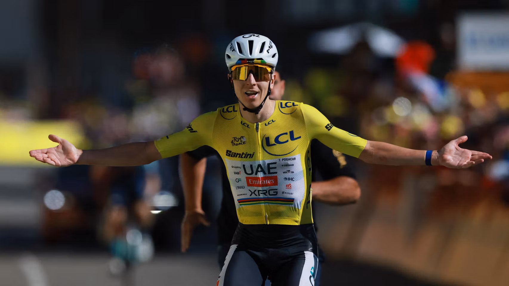 Pogacar celebra la victoria en Alpe d'Huez.