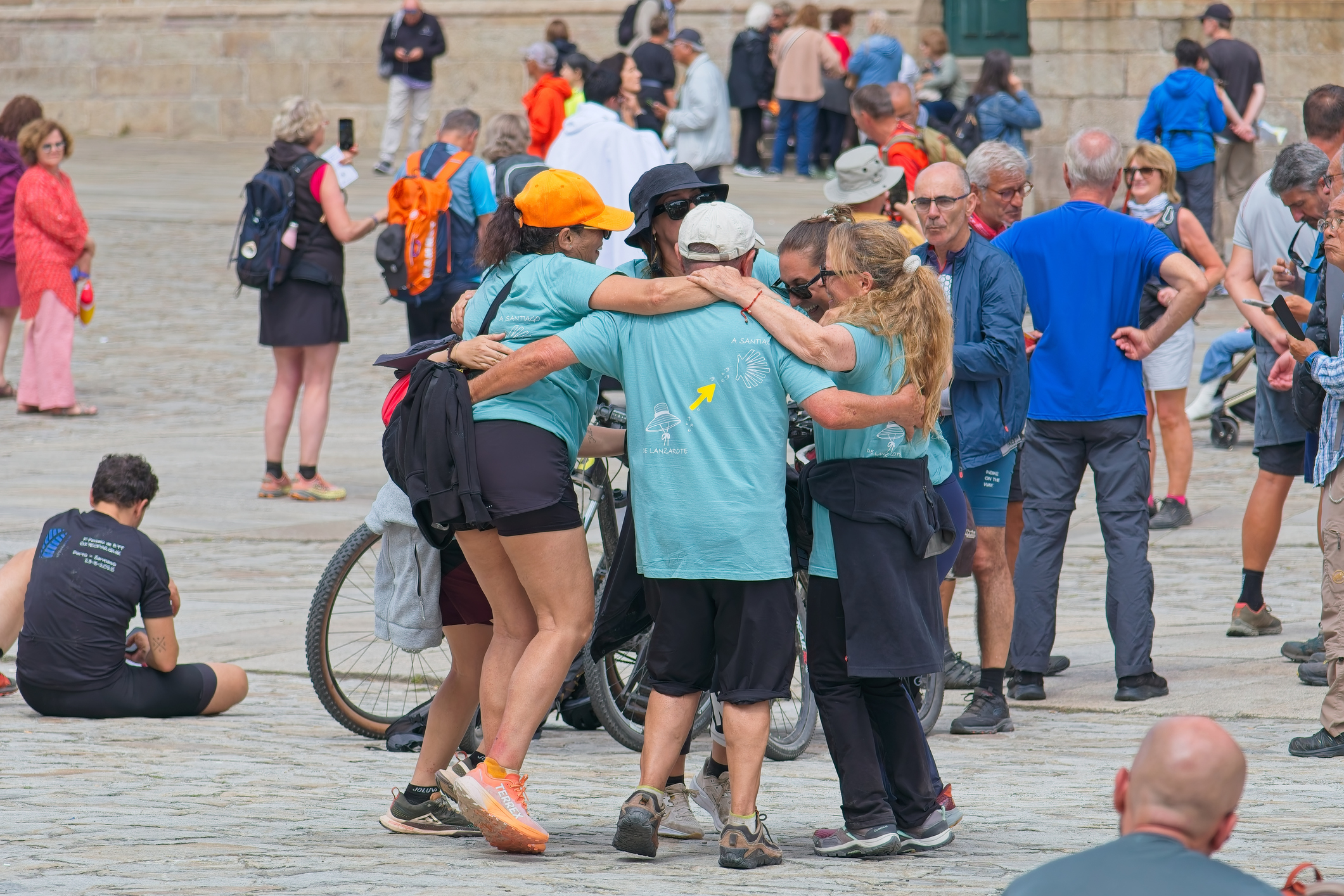 Un grupo de peregrinos en su llegada a Santiago de Compostela (iStock)
