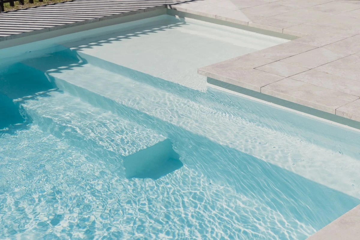 Agua cristalina en tu piscina: el truco de 10 horas que ahorra químicos - image 1