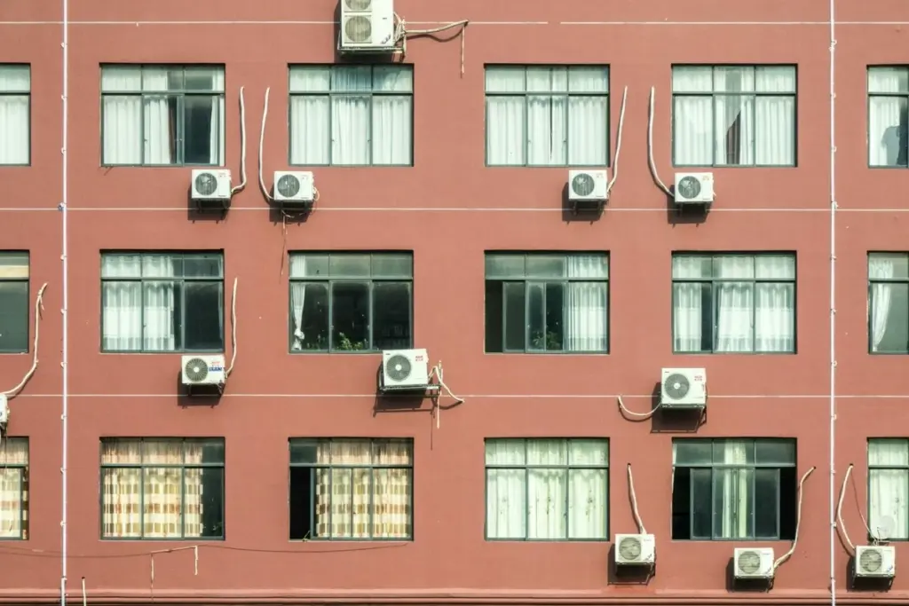 Aire acondicionado: el error de los 18°C que dispara tu consumo de energía eléctrica